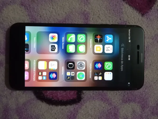 Vendo iPhone 8 plus tela trincada mais não interfere nada marcas de uso