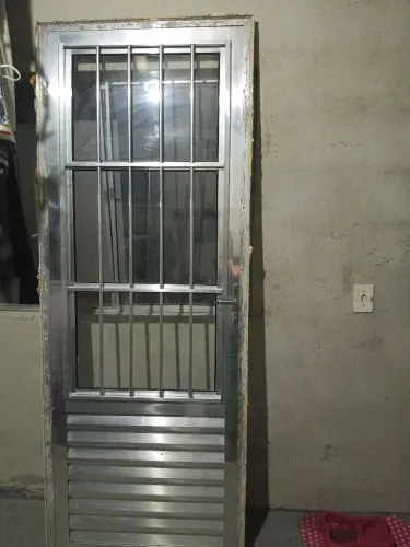 Vendo porta de alumínio usada