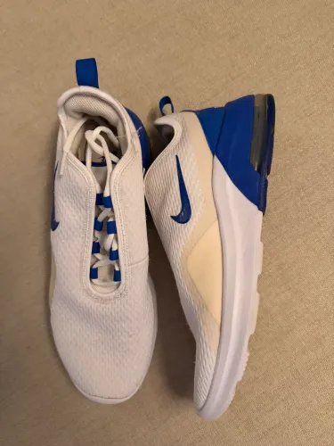 Nike Air Zoom Pegasus 38 na colorway branca com detalhes em azul e preto.
