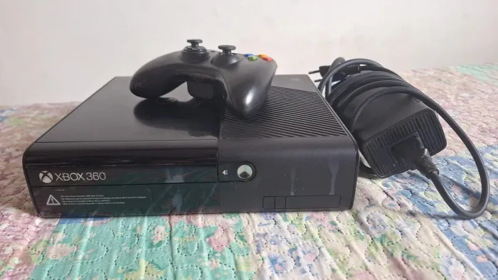 X-box 360 usado com controle e 5 jogos