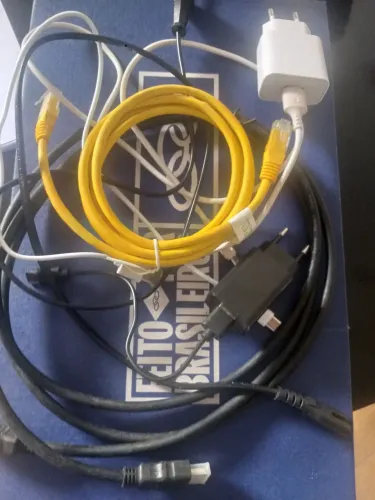 Cabos de carrehador para celular, fones e TV.