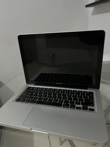 MacBook Pro 2012 i7 com 8GB RAM 512GB SSD.