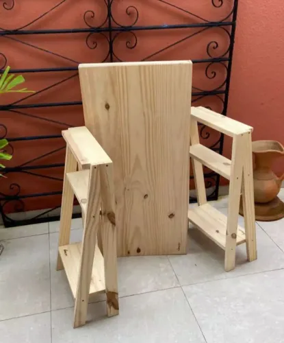 Mesa de madeira desmontável já invernizada 