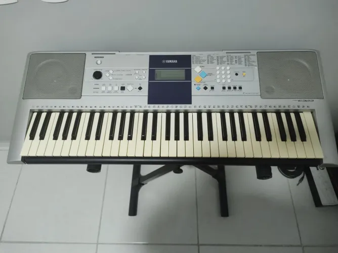 Teclado Yamaha PSR-E323