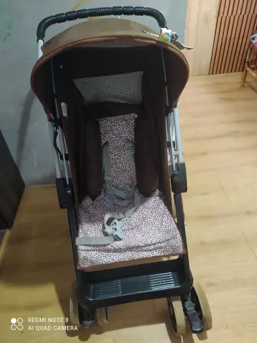 Vendo carrinho de bebê menina usado em bom estado