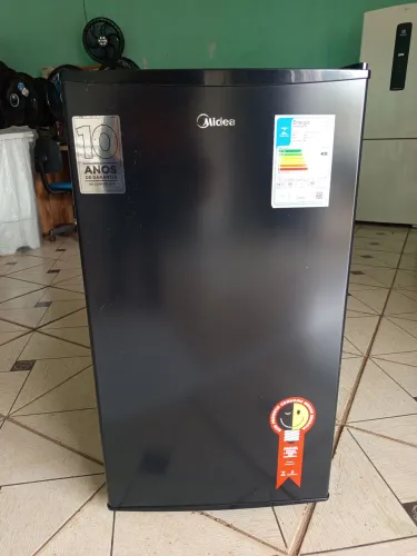 Frigobar Midea 93L seminovo. 