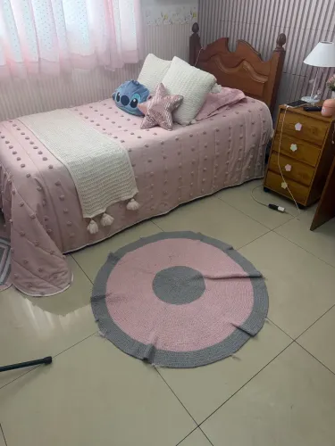 Cama de solteiro em madeira com duas gavetas