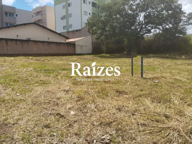Lote com 257m² uso misto Bosque dos Buritis e Aclimação em Uberlândia