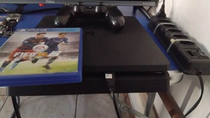 Playstation 4 com 1 controle sem fio e um jogo