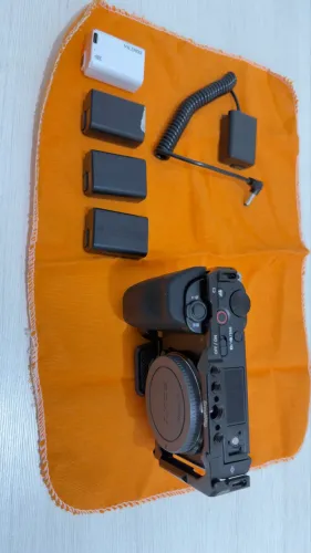 Vende-se uma câmera Sony ZV E10 - Semi-Nova (Em Estado de Nova) + Itens Inclusos