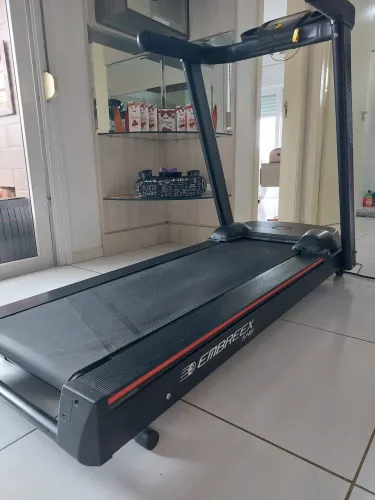 Esteira Embreex mod 546 220 semi nova com pouquíssimo uso, sujeito a qualquer revisão 
