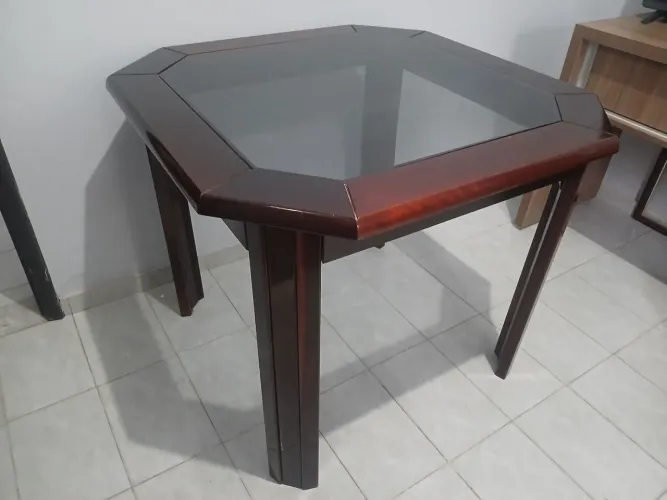 Vendo mesa com tampo de vidro e conjunto de cadeiras.