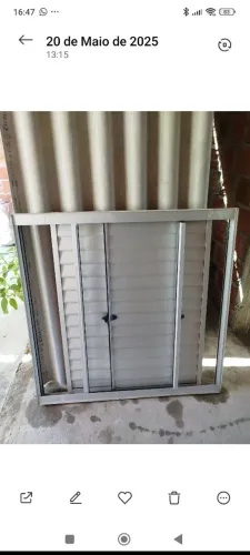 Janela de alumínio. 1,20 m x 1,20 m. Três folhas