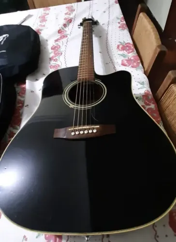 Vendo violão takamine, cordas de aço,  violão top ,super inteiro regulado em luthier. 