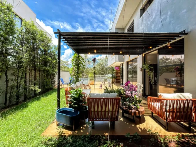 Casa sobrado mobiliada de 343m² com 03 suítes para locação e venda em condomínio - Alphavi