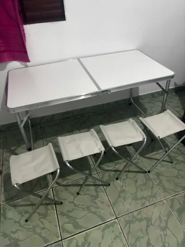 Mesa e cadeiras