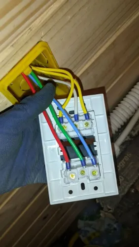 Instalação de tomadas, fechamento de quadros elétricos 