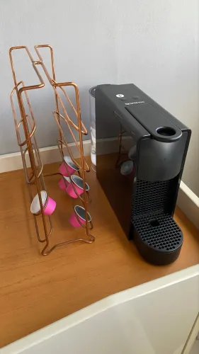 Cafeteira Nespresso com suporte de cápsulas