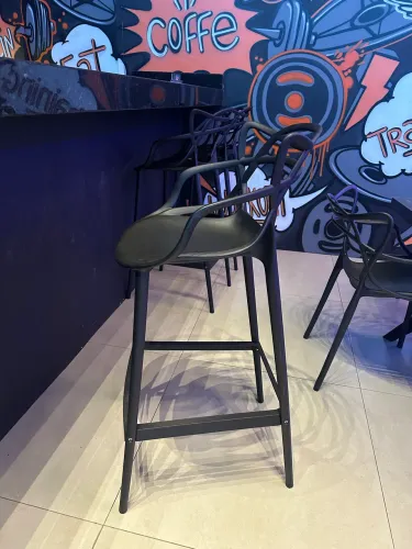 Banqueta Alta Preta Com Braço