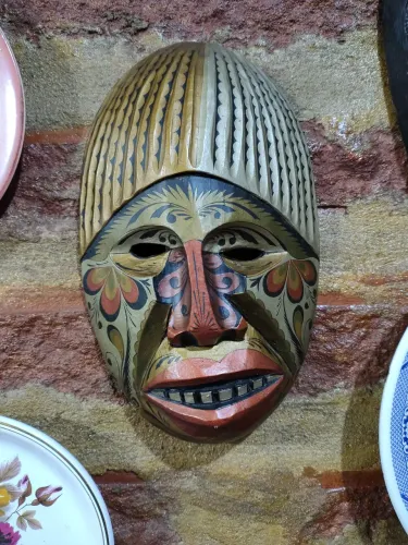 Máscara tribal em madeira-24cm