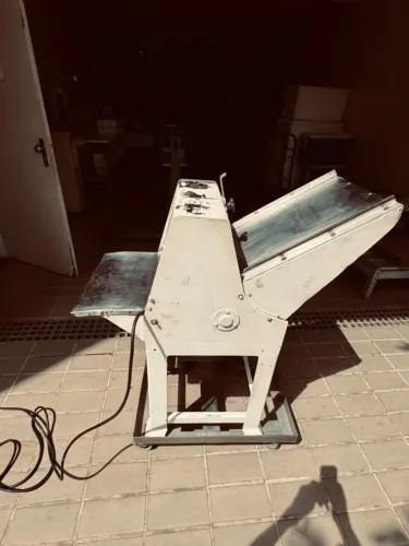 Fatiadora de pão usada, Marca Prática, 220 V trifásica sem protetor de segurança