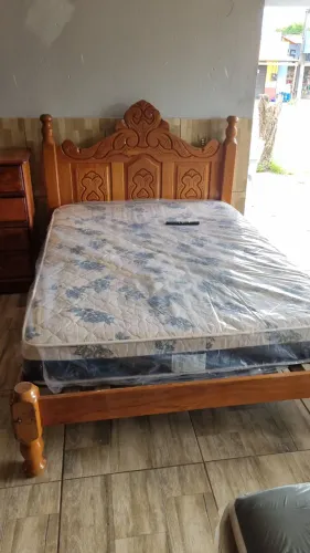 Cama de madeira casal com colchão