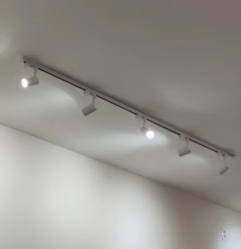 4 trilhos eletrificados com spots luz quente 