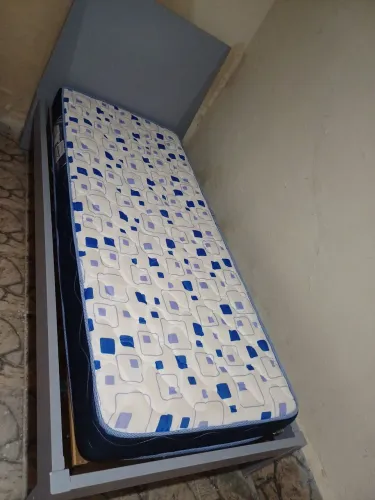 Cama solteiro reforçada madeira maciça com tampo mais colchão, serve ra obeso