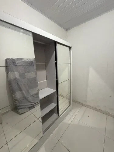 Guarda roupa casal três portas de correr com espelho