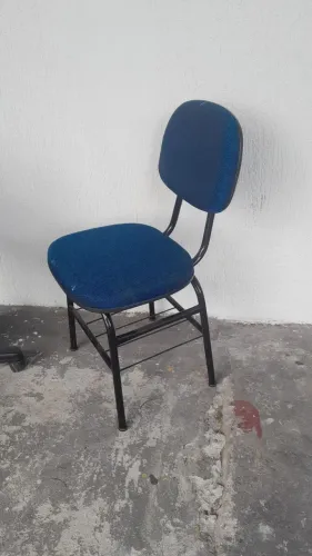 Cadeira fixa estofada azul