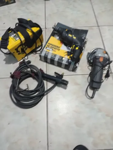 Vendo uma máquina de solda, uma lixadeira pequena e uma furadeira todas são 220 volts