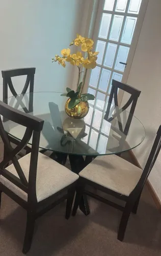 Mesa de vidro com 4 cadeiras