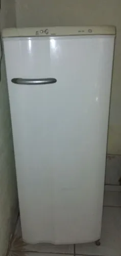 Vendo geladeira em ótimas condições , não entrego