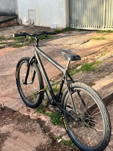 Bicicleta com pneus recém trocados e zerada