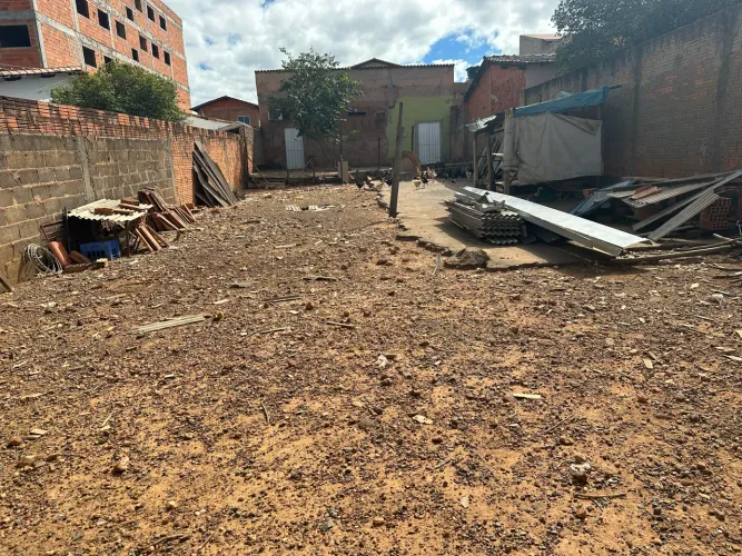 Lote murado 300m bairro Maracanã rua vila nova