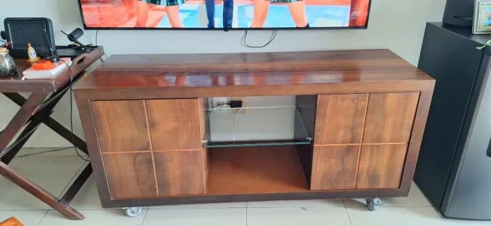 Rack de MDF com rodízio resistente, 2 portas e prateleira de vidro - 1,45x0,48 metro