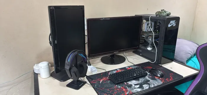 Vendo pc completo com uma tala de 60 Hz , mas cadeira teclado mouse fone