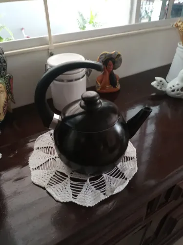 Chaleira esmaltada preta 2.2 litros