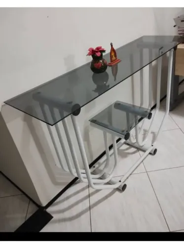 Mesinha tubular base ferro com vidro 