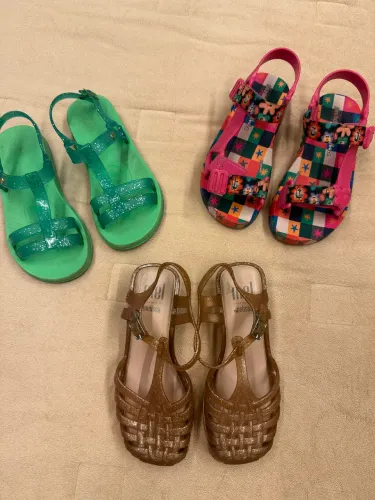 3 pares de sandálias Melissa