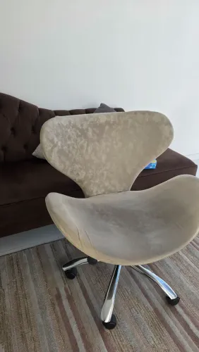 Cadeira Office Swan Giratória em Veludo Bege - Design Assinado e Sofisticado