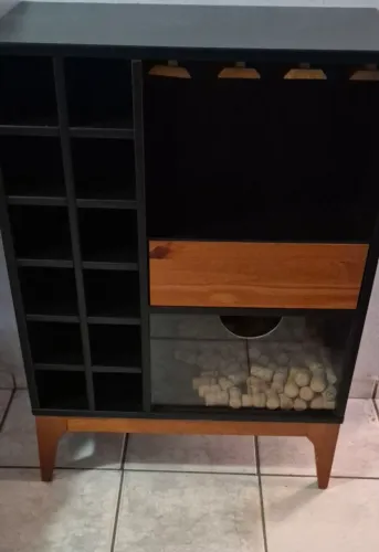 Adega vinhos e taças