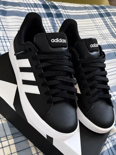 Tênis adidas
