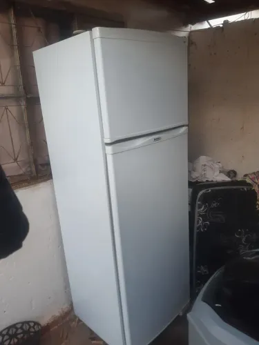 Vendo geladeira simi nova , funcionando tudo perfeitamente, e gelando bem !