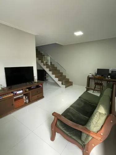 Casa 2 quartos (1 suíte) | 69m² construídos | Garagem 2 Carros | Xerém - Vila do Sase