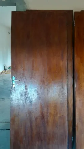 Portas de madeira 0,80 x 2,10 com batente e fechadura.