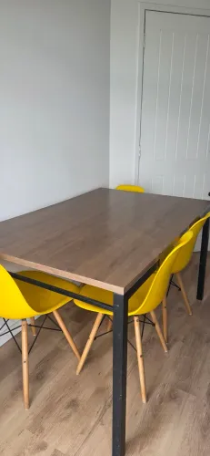 Mesa de jantar 1,36 x 90 x 77 + 4 cadeiras