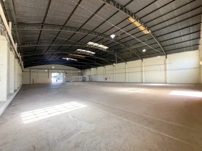 Galpão no Setor Empresarial com 1120 metros quadrados