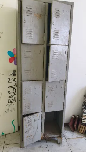Armário vestiário PRECISA DE REFORMA aço ferro prateleira 