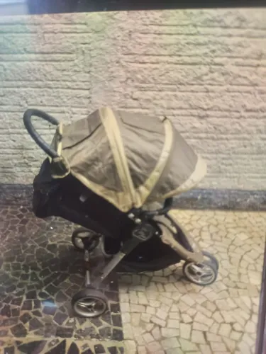 Vendo carrinho de bebê semi novo
